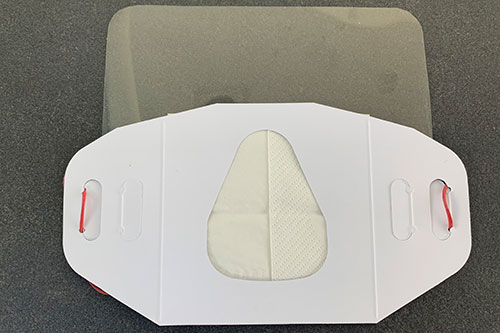 Gesichtsmask mit Augenschild