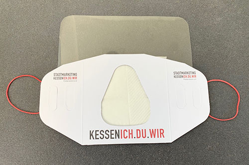 Gesichtsmaske mit Augenschild bedruckt